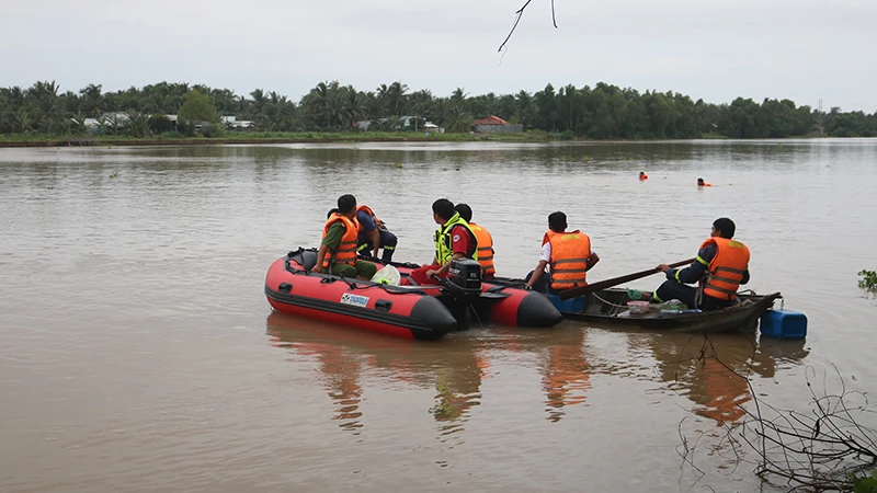 Lực lượng Cảnh sát phòng cháy, chữa cháy và cứu hộ, cứu nạn Công an tỉnh Trà Vinh đang tích cực tìm kiếm nạn nhân.