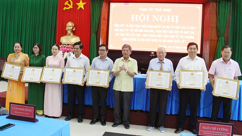 Đại diện tập thể có thành tích xuất sắc trong công tác giáo dục và đào tạo nhận Bằng khen của Ủy ban nhân dân tỉnh Trà Vinh.