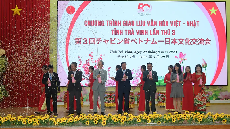Nghi thức khai mạc chương trình giao lưu văn hóa Việt Nam và Nhật Bản tại Trà Vinh.