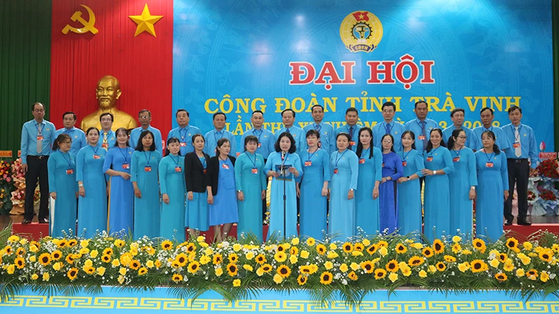 Ban Chấp hành Liên đoàn Lao động tỉnh Trà Vinh khóa 11 ra mắt tại đại hội. 