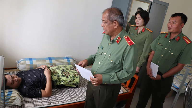 Đại úy Trần Hoàng Ngôi được đoàn công tác của Công an tỉnh Trà Vinh đến thăm và hỗ trợ tiền để có thêm điều kiện điều trị.