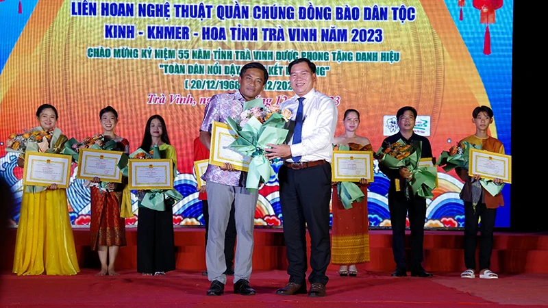 Đại diện đơn vị huyện Trà Cú nhận giải tại buổi lễ bế mạc Liên hoan nghệ thuật quần chúng dân tộc Kinh, Khmer, Hoa.