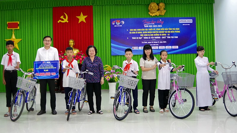 Học sinh vượt khó, học giỏi tỉnh Trà Vinh được trao tặng xe đạp.