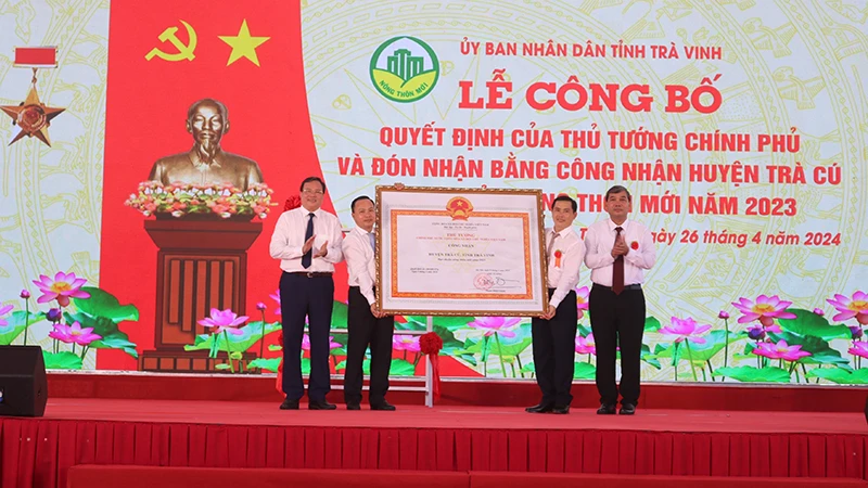 Đại diện lãnh đạo Huyện ủy, Ủy ban nhân dân huyện Trà Cú đón nhận Bằng công nhận đạt chuẩn nông thôn mới.