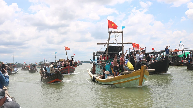 Ngư dân ven biển huyện Cầu Ngang ra cửa biển Cung Hầu nghinh Đức ông về thờ tại miếu Bà Chúa Xứ thị trấn Cầu Ngang.