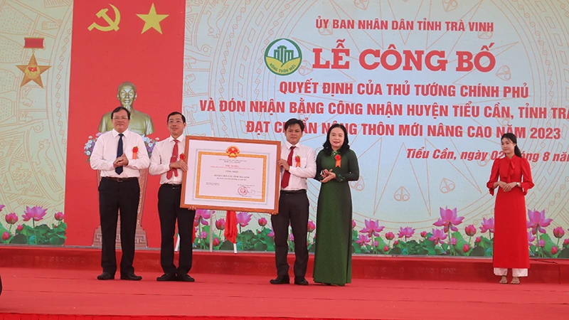 Đại diện lãnh đạo huyện Tiểu Cần đón nhận Bằng công nhận đạt chuẩn huyện nông thôn mới nâng cao. 