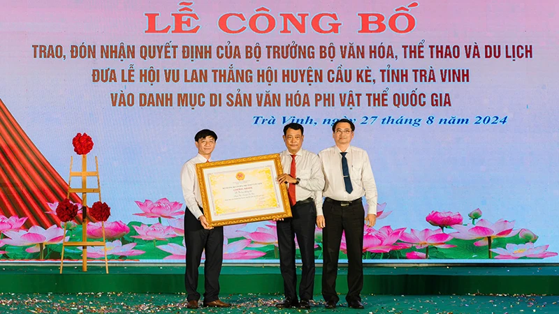 Lãnh đạo Ủy ban nhân dân huyện Cầu Kè nhận quyết định của Bộ Văn hóa, Thể thao và Du lịch.