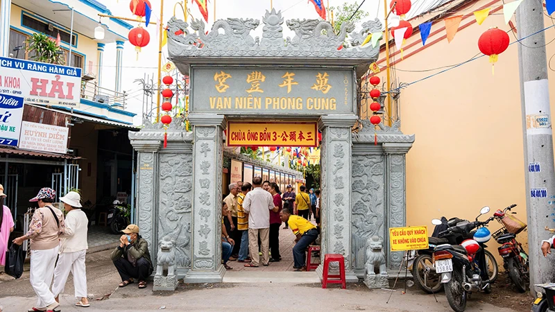 Vạn Niên Phong Cung là điểm tín ngưỡng tôn giáo của người Hoa tại huyện Cầu Kè, tỉnh Trà Vinh.