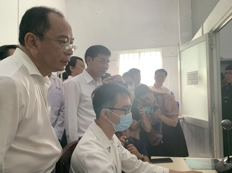 PGS, TS Tăng Chí Thượng, Giám đốc Sở Y tế Thành phố Hồ Chí Minh (ngoài cùng bên trái) theo dõi quy trình bác sĩ tình nguyện khám bệnh tại xã Thạnh An, huyện Cần Giờ, Thành phố Hồ Chí Minh.