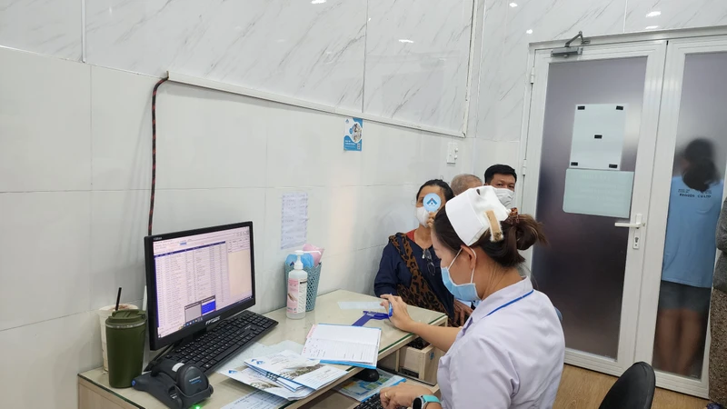 Bệnh nhân khám bệnh viêm kết mạc tại Bệnh viện Mắt Thành phố Hồ Chí Minh.