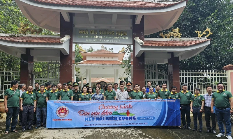 Đoàn đại biểu chương trình "Dân vận khéo- Kết nối biên cương năm 2023" chụp hình lưu niệm tại Bia tưởng niệm Huyện Bù Đốp, Tỉnh Bình Phước.