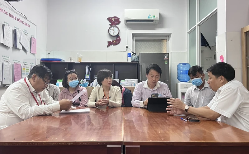 Tổ công tác Sở Y tế làm việc tại Bệnh viện Lê Văn Thịnh về trường hợp tử vong và các trường hợp ngộ độc đang điều trị tại bệnh viện. (Ảnh: Sở Y tế cung cấp) 