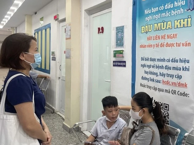Nhiều người dân Thành phố Hồ Chí Minh quan tâm và tìm hiểu thông tin về bệnh đậu mùa khỉ.