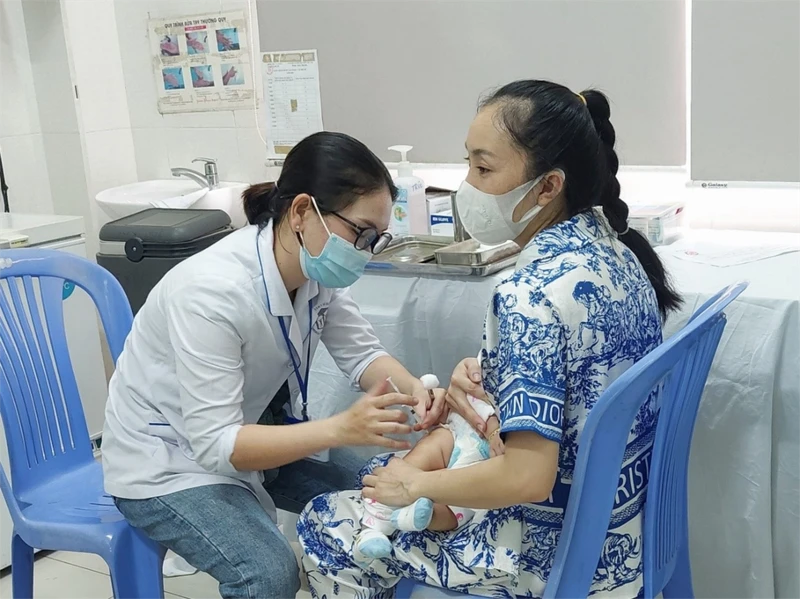 Tính đến hết ngày 6/1, tại Thành phố Hồ Chí Minh, 5.119 trẻ đã được phụ huynh đưa đến trạm Y tế để tiêm chủng. (Ảnh: Sở Y tế Thành phố Hồ Chí Minh cung cấp)