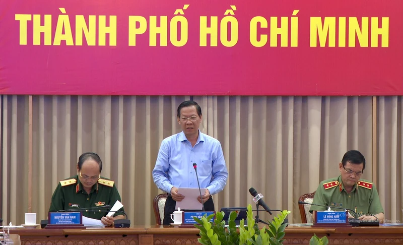 Ông Phan Văn Mãi, Chủ tịch Ủy ban nhân dân Thành phố Hồ Chí Minh phát biểu chỉ đạo tại cuộc họp.