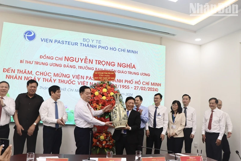 Đồng chí Nguyễn Trọng Nghĩa, Trưởng Ban Tuyên giáo Trung ương tặng hoa chúc mừng Viện Pasteur Thành phố Hồ Chí Minh.