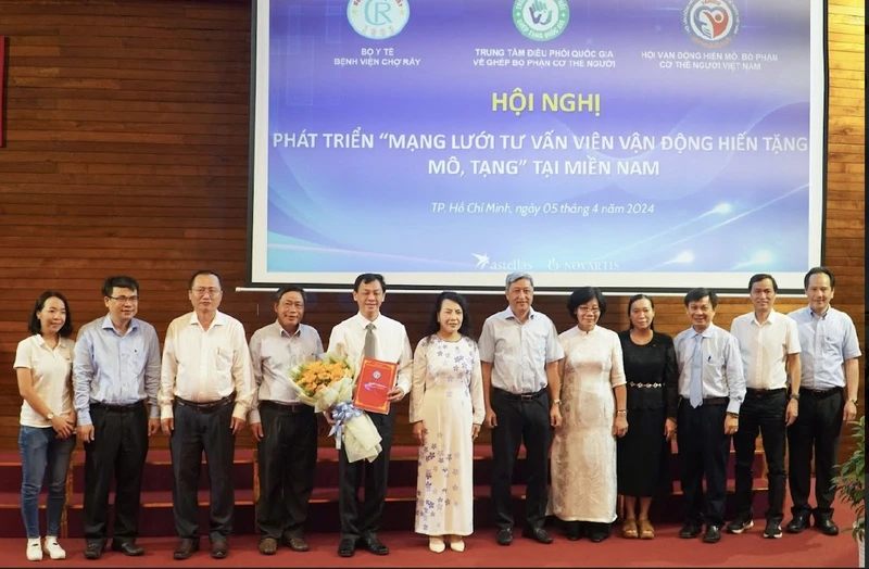  TS BS CKII Nguyễn Tri Thức, Giám đốc Bệnh viện Chợ Rẫy là Trưởng Chi hội vận động hiến tặng mô, bộ phận cơ thể người Việt Nam tại khu vực phía nam.