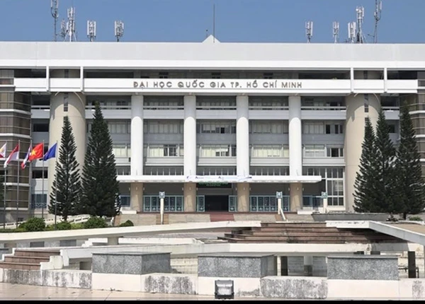 Trạm Y tế Trung tâm Quản lý ký túc xá Đại học Quốc gia Thành phố Hồ Chí Minh đã tiếp nhận 19 trường hợp sinh viên có các triệu chứng mệt, đau bụng, nôn ói, đi tiêu lỏng sau khi ăn tối tại nhà ăn của trường.
