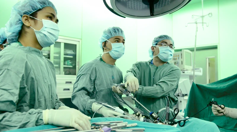 Các bác sĩ thực hiện phẫu thuật nội soi cắt toàn bộ mạc treo trực tràng (TME) và nạo hạch triệt căn cho bệnh nhân Andi.