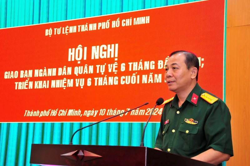 Đại tá Vũ Văn Điền, Phó Tư lệnh, Tham mưu trưởng Bộ Tư lệnh Thành phố Hồ Chí Minh phát biểu tại hội nghị