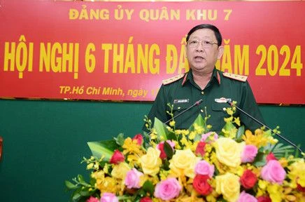 Thượng tướng Huỳnh Chiến Thắng, Ủy viên Trung ương Đảng, Ủy viên Quân ủy Trung ương, Phó Tổng Tham mưu trưởng Quân đội nhân dân Việt Nam, phát biểu chỉ đạo Hội nghị.