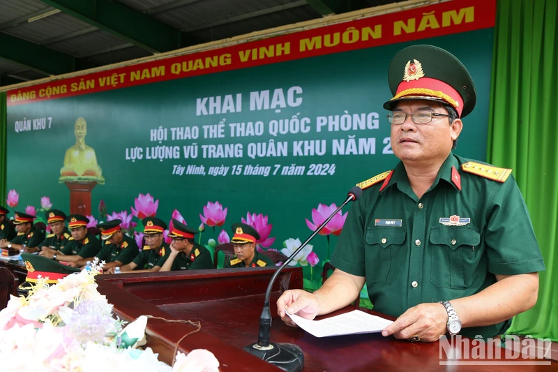 Đại tá Phạm Phú Ý, Phó Tham mưu trưởng Quân khu 7 phát biểu khai mạc Hội thao.