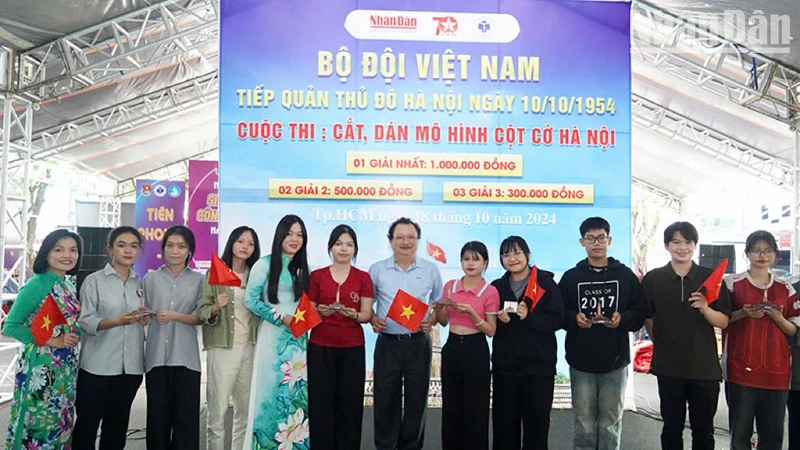 Ban tổ chức chụp hình lưu niệm với các đội đạt giải cuộc thi.