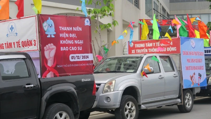 Đoàn xe diễu hành nhằm tạo sự lan tỏa mạnh mẽ trong cộng đồng về phòng chống HIV/AIDS.