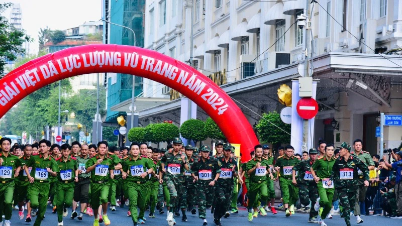 Đông đảo cán bộ, chiến sĩ lực lượng vũ trang Thành phố Hồ Chí Minh tham gia giải chạy. (Ảnh: Hữu Tân)