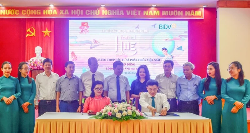 Ký kết hợp đồng tài trợ giữa Ban tổ chức Festival Huế và Ngân hàng TMCP Đầu tư và Phát triển Việt Nam (BIDV).