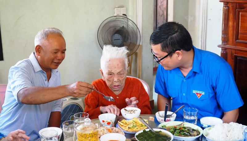 Đại diện Tỉnh đoàn thăm hỏi và tổ chức “Bữa cơm tri ân - ấm áp nghĩa tình” cùng Mẹ Việt Nam Anh hùng Nguyễn Thị Tuyết (95 tuổi), ở tổ 3, phường Thủy Phương.