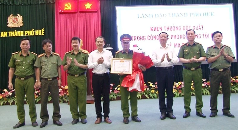 Lãnh đạo thành phố Huế trao thưởng tập thể Đội Cảnh sát điều tra tội phạm về ma túy Công an TP Huế.