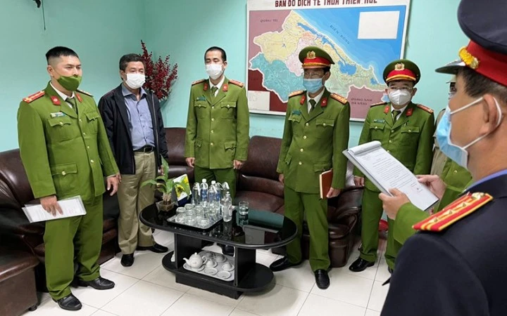 Cơ quan Công an đọc lệnh bắt tạm giam ông Hoàng Văn Đức (thứ 2 từ trái sang), nguyên Giám đốc CDC Thừa Thiên Huế theo quyết định của Cơ quan Cảnh sát điều tra Công an tỉnh Thừa Thiên Huế ngày 17/2/2023. (Ảnh: Công an cung cấp).