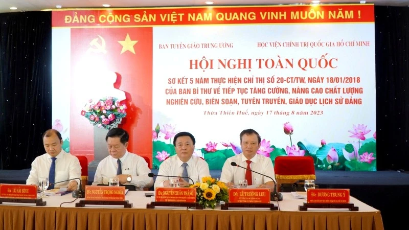 Lãnh đạo Ban Tuyên giáo Trung ương, Học viện Chính trị quốc gia Hồ Chí Minh, Tỉnh ủy Thừa Thiên Huế và các ban, ngành chủ trì và điều hành hội nghị.