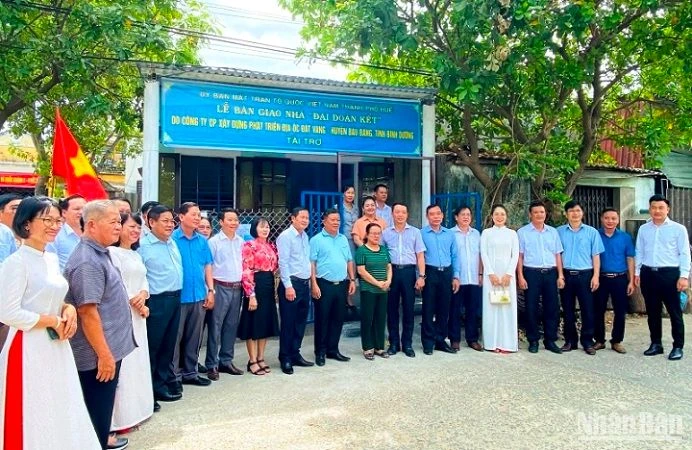 Lễ bàn giao “Nhà đại đoàn kết” cho gia đình bà Nguyễn Thị Thu Oanh, tại phường Xuân Phú (thành phố Huế).