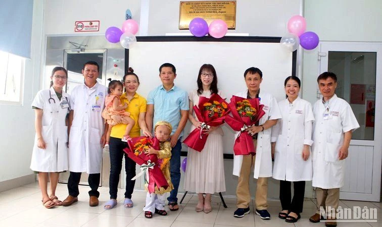 Lễ ra viện cho bệnh nhi 4 tuổi là ca ghép tế bào gốc tự thân thứ 35 tại Bệnh viện Trung ương Huế.