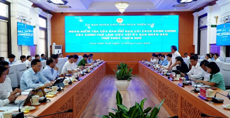 Đoàn kiểm tra của Ban Chỉ đạo cải cách hành chính của Chính phủ làm việc với lãnh đạo tỉnh Thừa Thiên Huế.