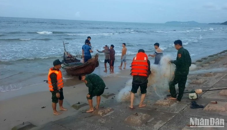 Lực lượng Biên phòng Vinh Hiền phối hợp với các lực lượng tại địa phương tích cực tìm kiếm các em học sinh đuối nước trên biển. (Ảnh: Bộ đội Biên phòng cung cấp)