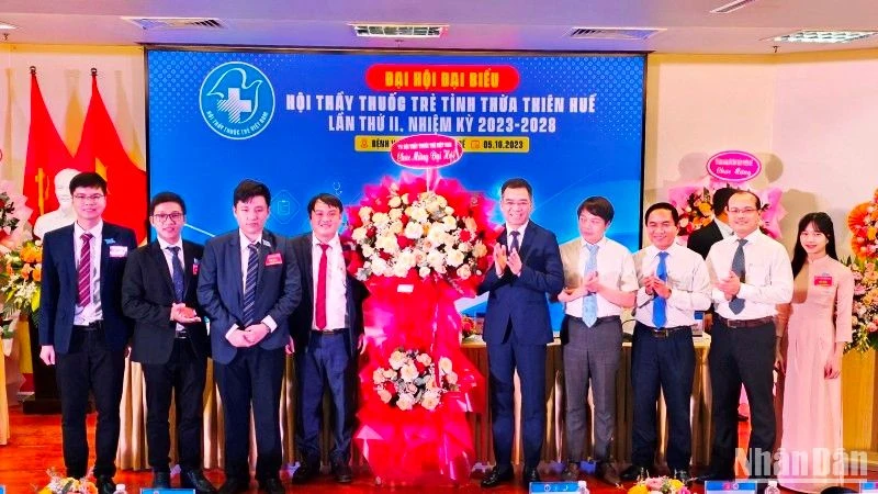 Tiến sỹ Hà Anh Đức, Chủ tịch Hội Thầy thuốc trẻ Việt Nam tặng hoa chúc mừng Đại hội Thầy thuốc trẻ tỉnh Thừa Thiên Huế nhiệm kỳ 2023-2028.