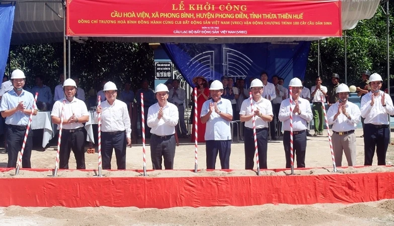 Các đại biểu thực hiện nghi thức khởi công xây dựng cầu Hòa Viện kết nối Huế - Quảng Trị. (Ảnh: Trần Minh)