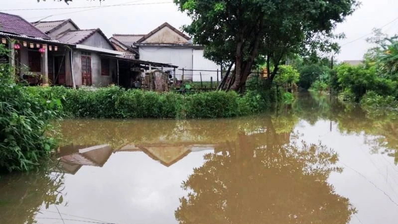 Từ đêm 10 đến sáng 11/10, tại Thừa Thiên Huế có mưa lớn kéo dài khiến nhiều khu vực trong tỉnh bị ngập từ từ 0,3-0,5m.