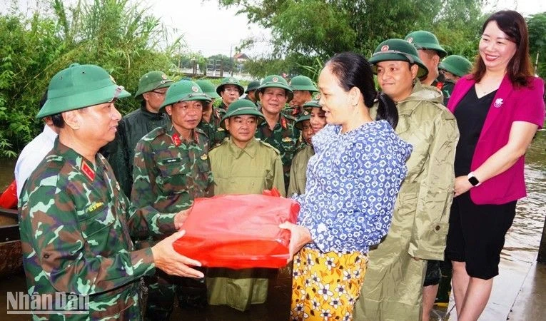Trung tướng Hà Thọ Bình thăm hỏi, động viên và tặng quà gia đình người dân bị ảnh hưởng do mưa, lũ tại xóm Đảo, thôn Thủ Lễ 2, xã Quảng Phước.