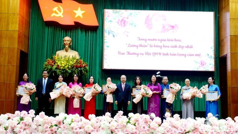 Lãnh đạo tỉnh tặng hoa chúc mừng 10 gương mặt “Phụ nữ tiêu biểu vì cộng đồng” được tuyên dương năm nay.