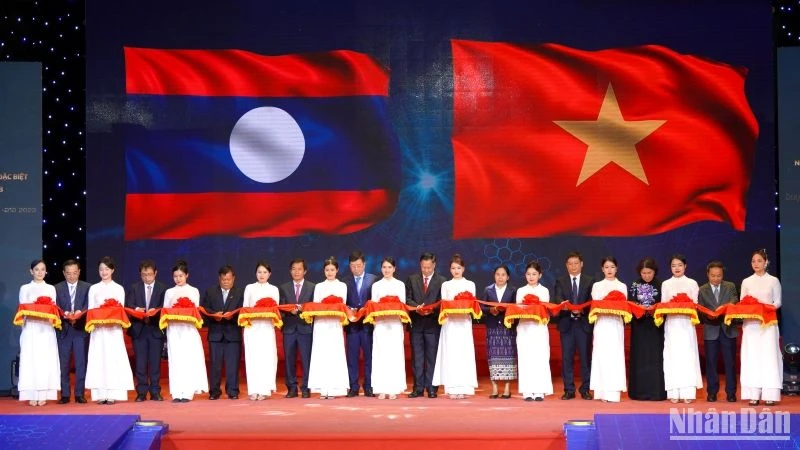 Các đại biểu cắt băng khai mạc Chương trình Ngày hội thắm tình hữu nghị đặc biệt Việt Nam-Lào năm 2023.