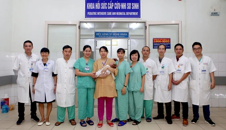 Người thân và đội ngũ y bác sĩ vui mừng sau khi trẻ sơ sinh được cứu sống. (Ảnh: BVH)