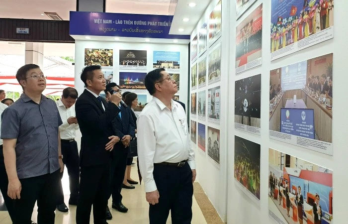 Đồng chí Nguyễn Trọng Nghĩa cùng các đại biểu tham quan khu trưng bày triển lãm lịch sử 61 năm quan hệ hữu nghị đặc biệt Việt Nam-Lào.