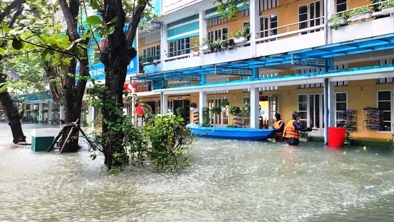 Nhiều trường học tại thành phố Huế bị nước lũ ngập sâu gần 1m, học sinh phải nghỉ học từ ngày 15/11.