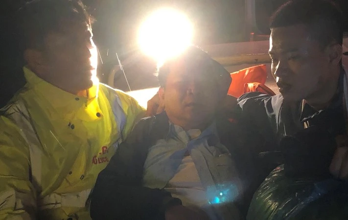 Lực lượng Cảnh sát giao thông-Trật tự Công an thành phố Huế hỗ trợ người bị bệnh suy tim nặng vượt lũ dữ đưa đến bệnh viện kịp thời.