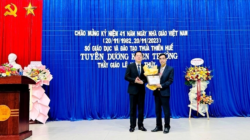 Phó Giám đốc Sở Giáo dục và Đào tạo tỉnh Thừa Thiên Huế Đoàn Minh Thắng trao giấy khen tặng cho thầy giáo Lê Ngọc Thùy.
