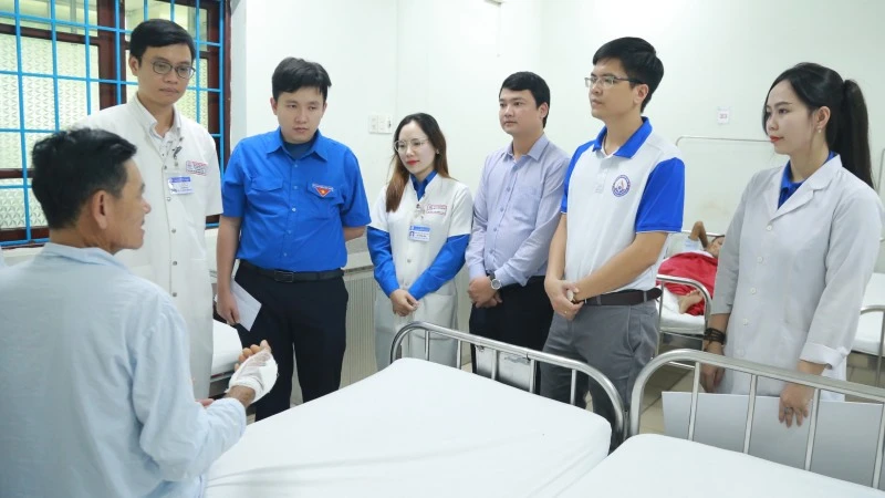 Tuổi trẻ ngành y tế trao tiền và vật tư y tế hỗ trợ người nghèo tỉnh Thừa Thiên Huế sau mưa lũ. (Ảnh: BVH)